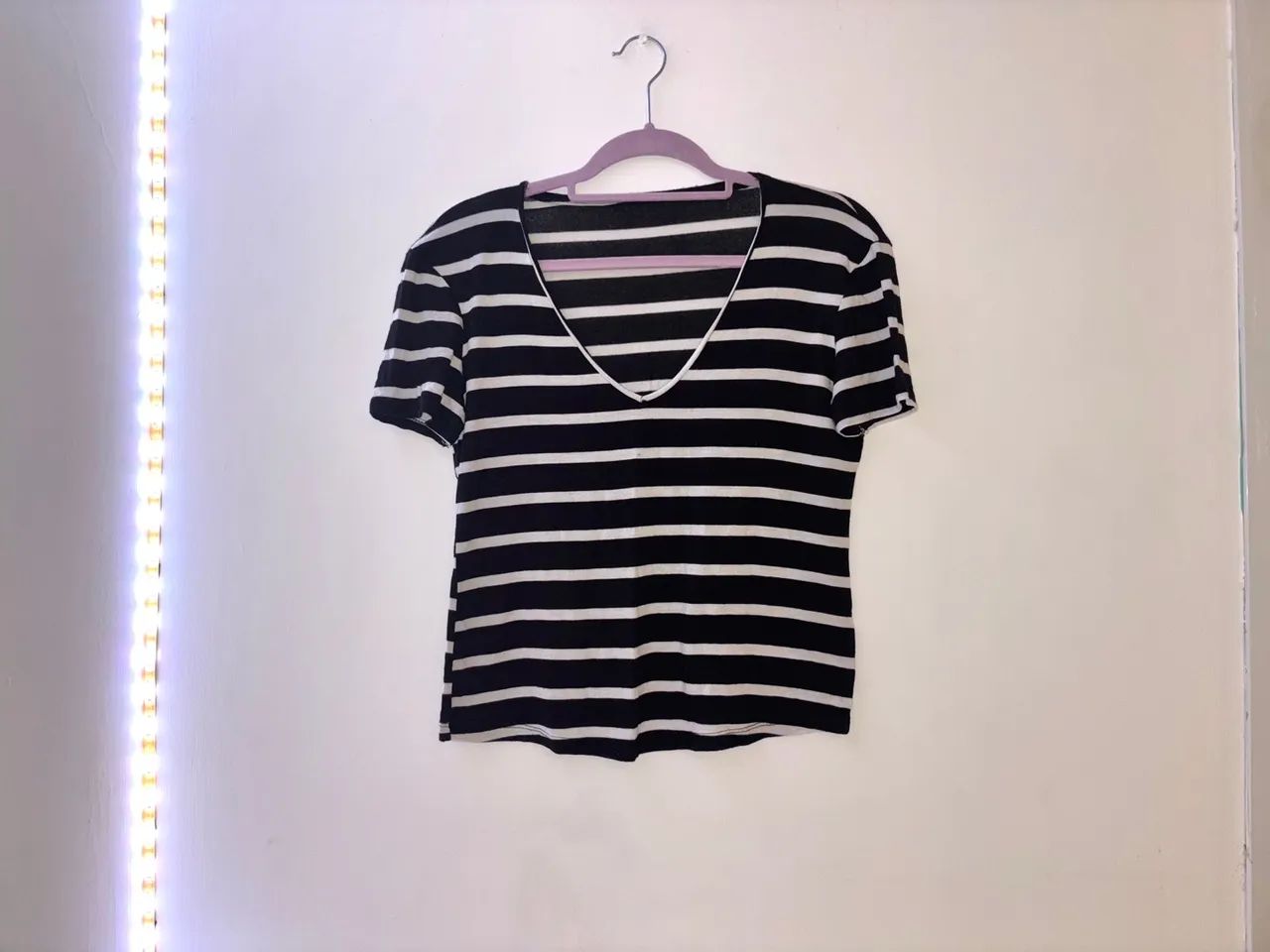 Camiseta listrada preta e branca - Foto 4