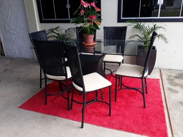 Mesa com 06 cadeiras!!!