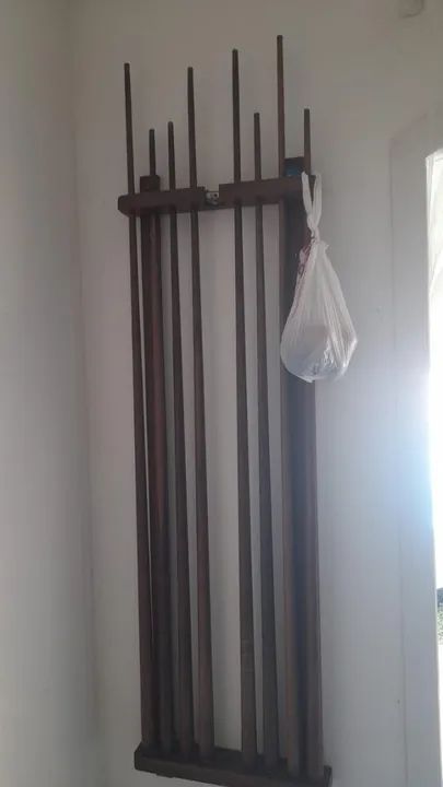 Mesa de Bilhar Semi Profissional Completa Com Tacos e Bolas de Marfim Pouco Usada - Foto 6