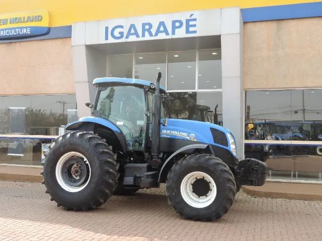 Trator New Holland - T7.205 Cabinado - 4×4 - 182cv - Com piloto - Ano 2014