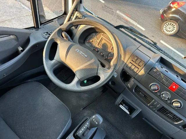 Iveco Tector 24300 Ano 2023 Baú De 9m Cabinado Financia - Foto 8