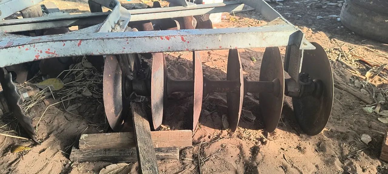 Vendo grade x 24 discos marca tatú - Foto 4