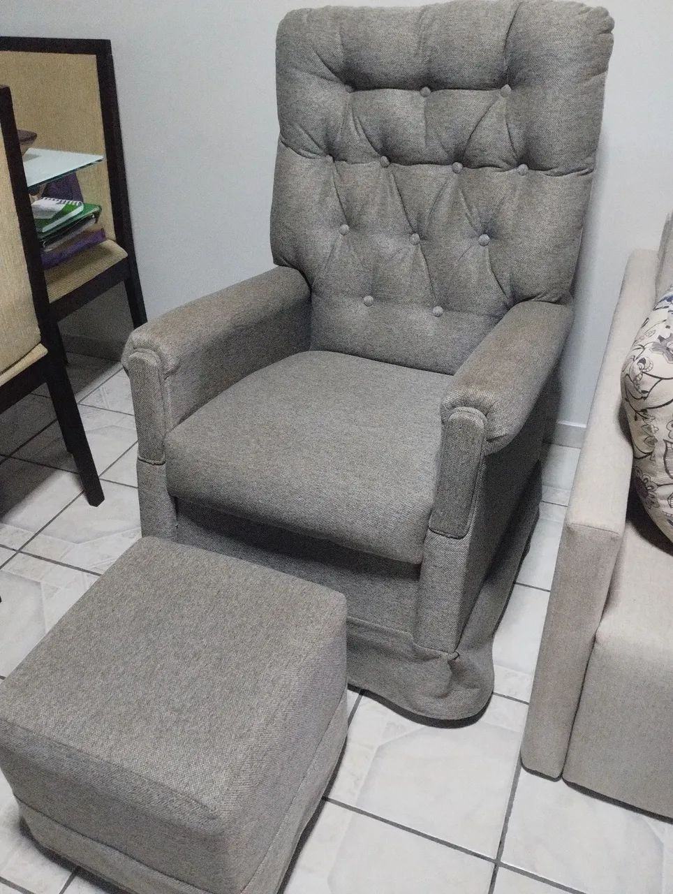 Poltrona Cinza Confortável com Puff - Foto 5