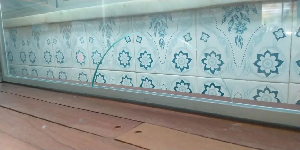 Caixa Comercial de Vidro c/ prateleira de vidro vitrine - Mais proteção para seu caixa