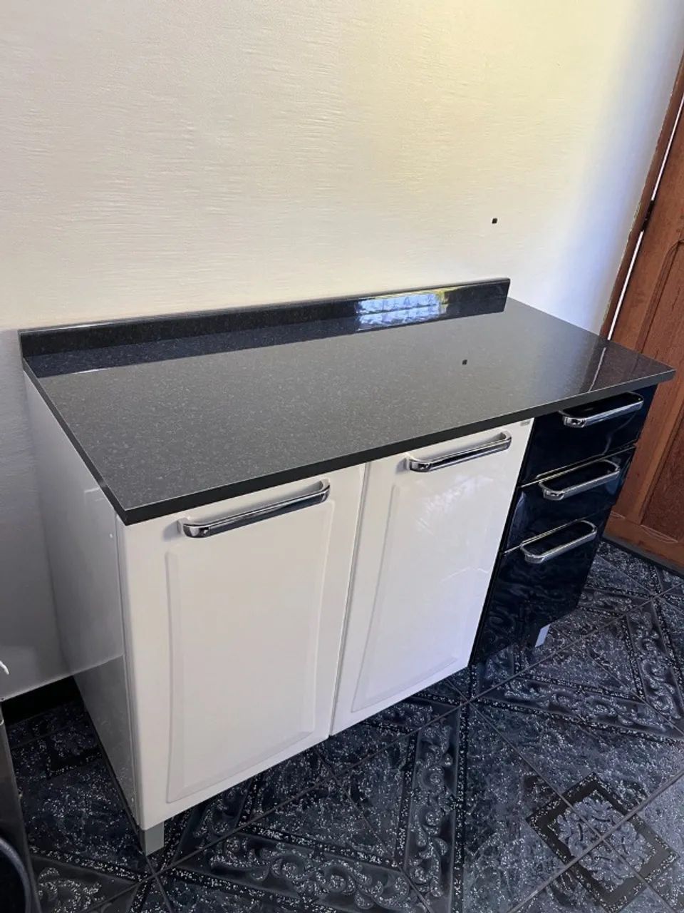 Balcao Itatiaia Branco/preto Tarsila Com Tampo 2 Portas 3 Gavetas - Foto 2
