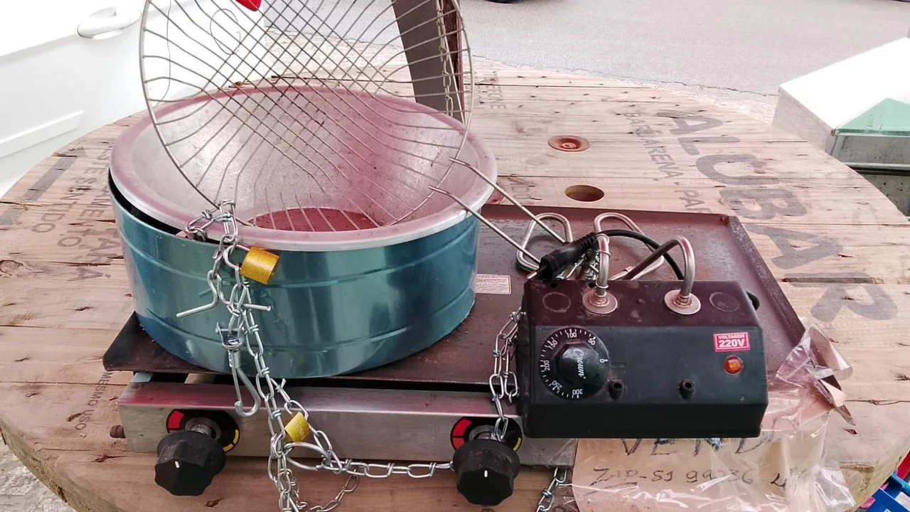 Fritadeira de batatinhas, e peça para fritar hambúrguer