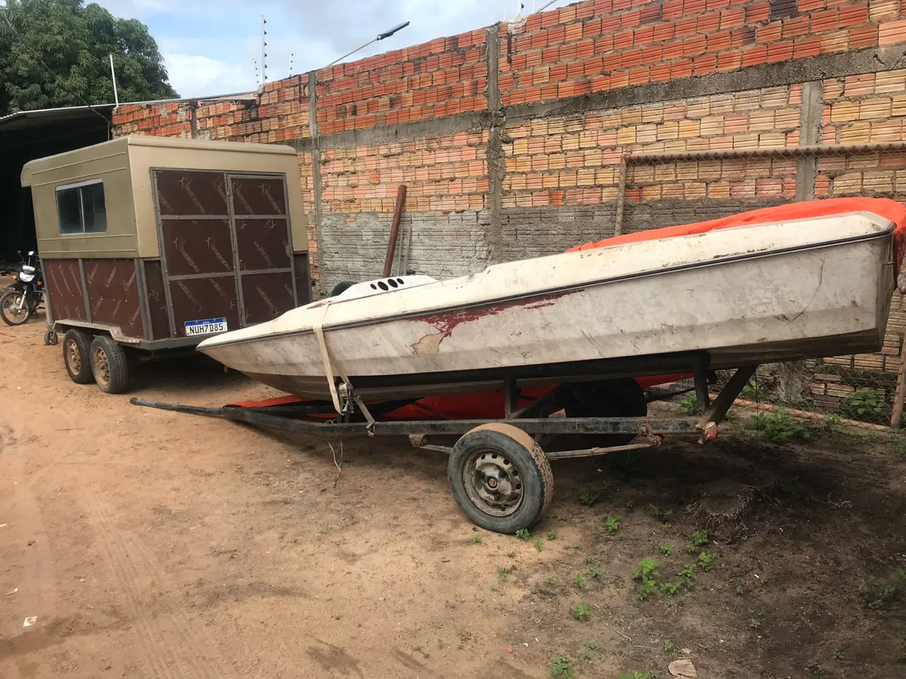 LANCHA COM REBOQUE PARA REFORMA COM VARIOS MECANISMOS E ACESSÓRIOS