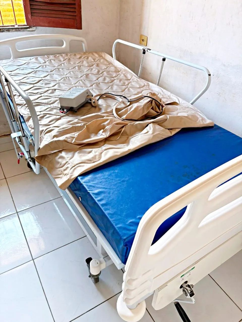 CAMA HOSPITALAR ARTICULADA COM COLCHÃO ANTI ESCARAS