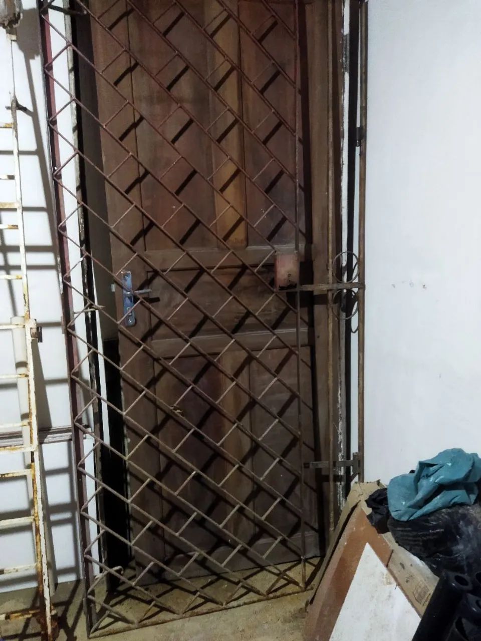 Porta de madeira maciça com grade63824077664259122