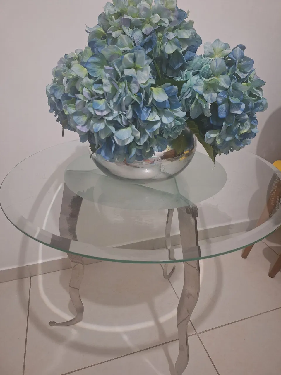 Mesa de canto com vidro e flores