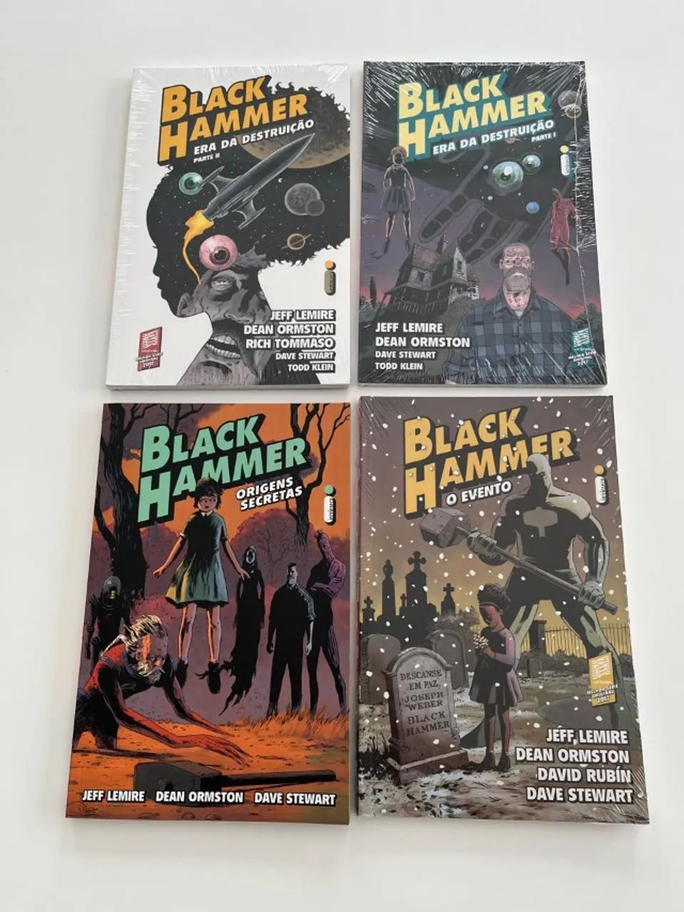 Coleção Black Hammer editora Intrínseca