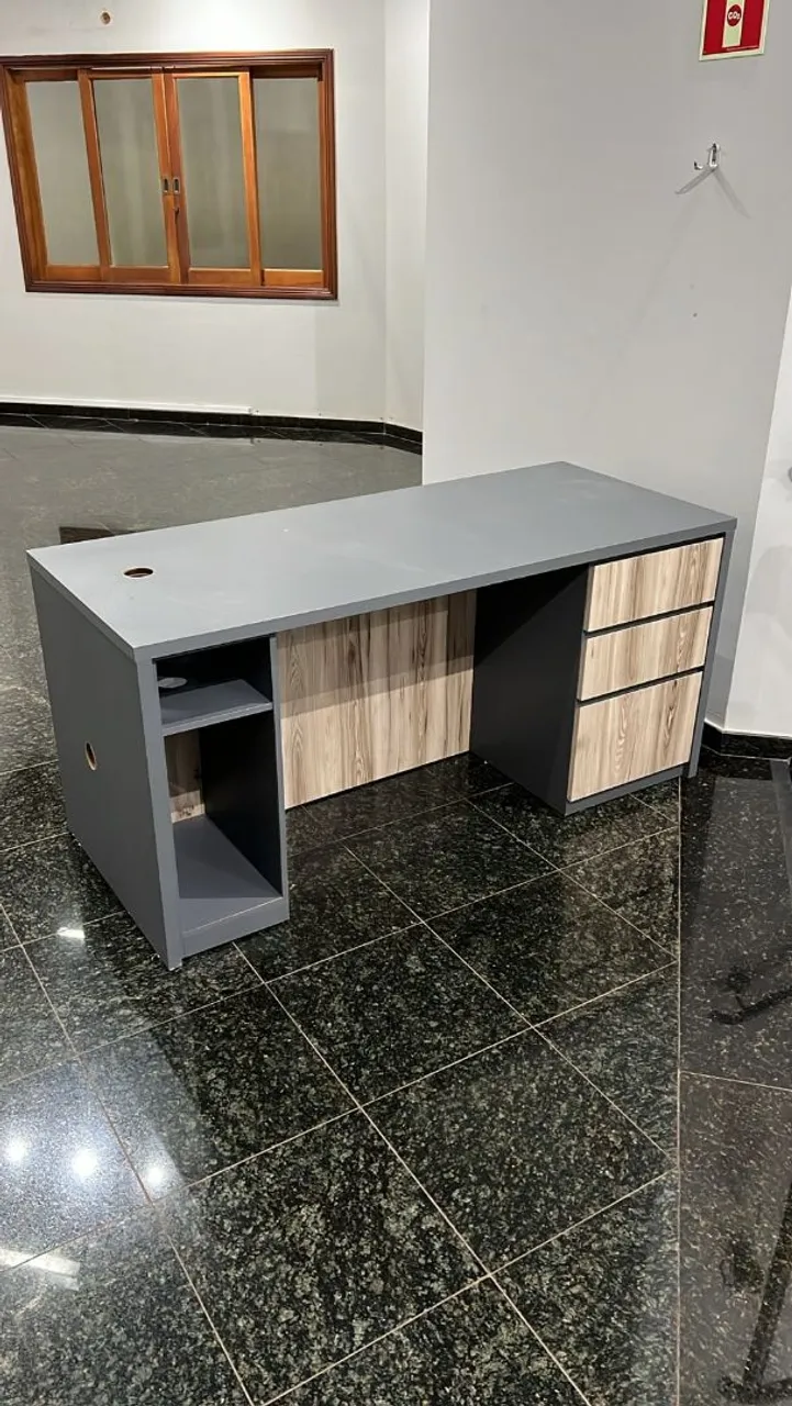 Mesa de escritório moderna com gavetas