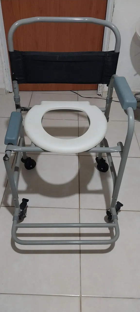 Cadeira de Banho com Rodas