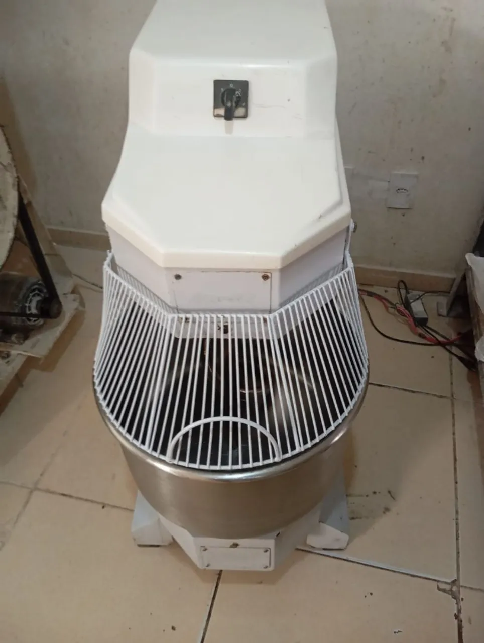 Amassadeira Industrial Profissional - Perfeita para Sua Cozinha!