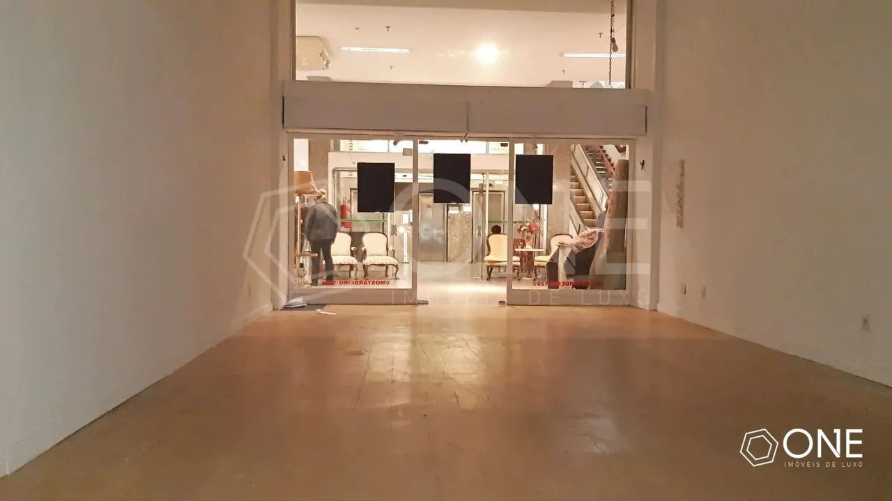 ONE24759 - Loja comercial em Mall no bairro Moinhos de Vento.
