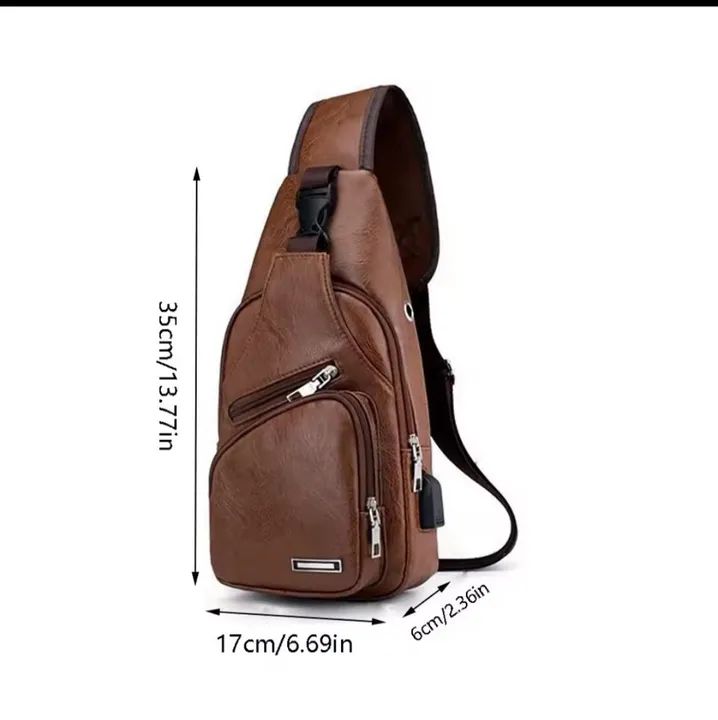 Mochila de Peito Masculina Retro - Couro - USB - Marrom - Foto 2
