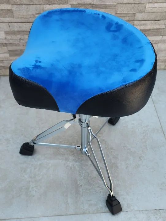 Banco Selim com ajuste de altura por rosca Novo Robusto Confortável para bateria