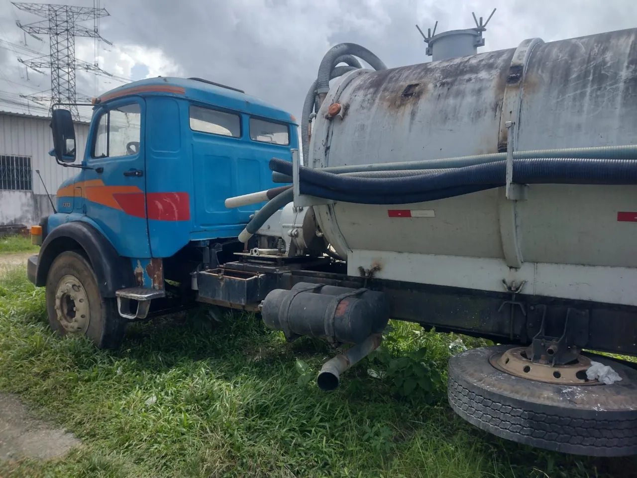 Caminhão de Limpeza - Tanque de Esgoto