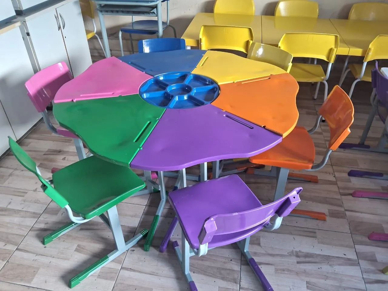 Mesa Escolar Amarela com Cadeiras - Foto 2