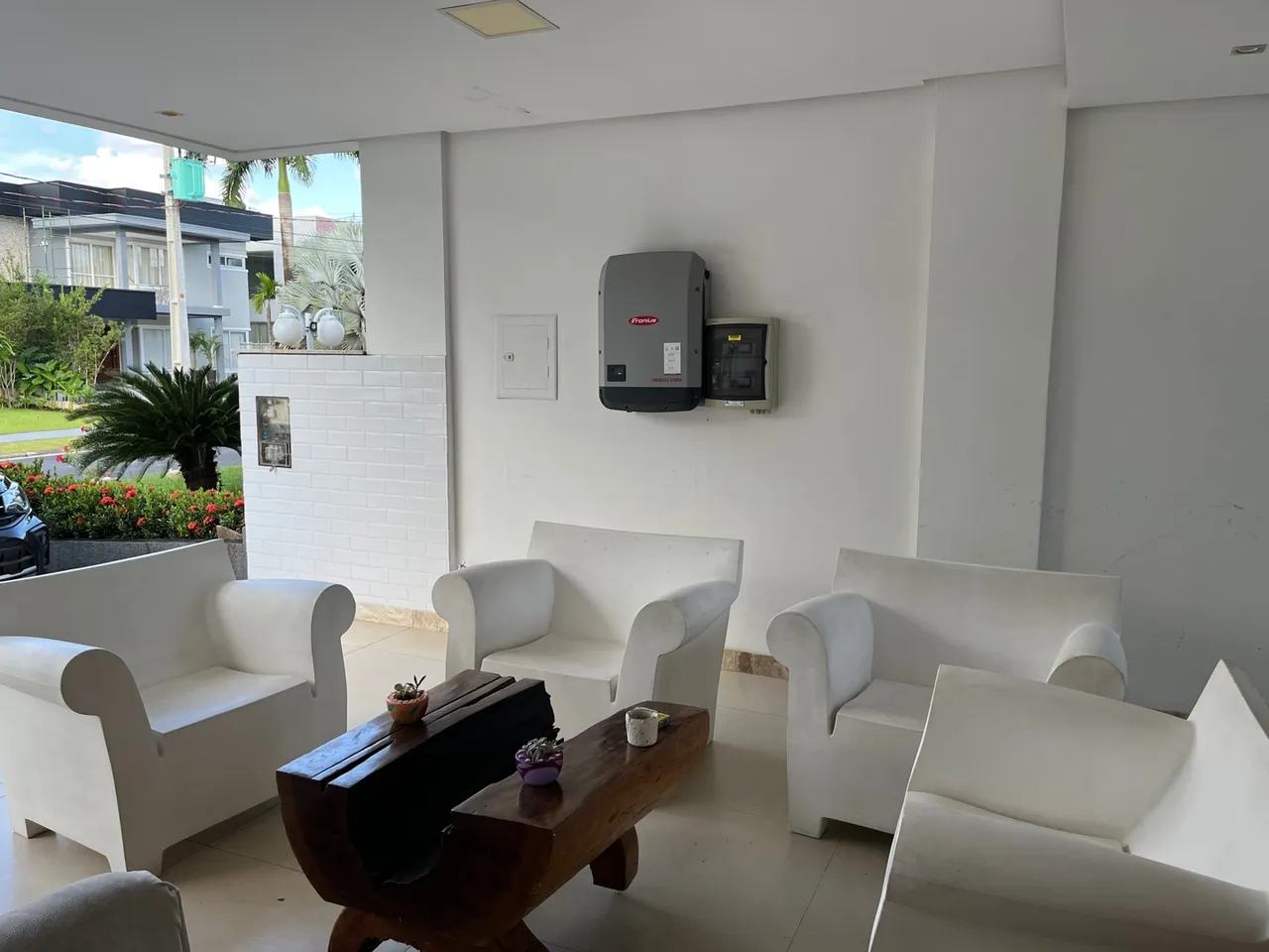 Cadeira branca de ambiente