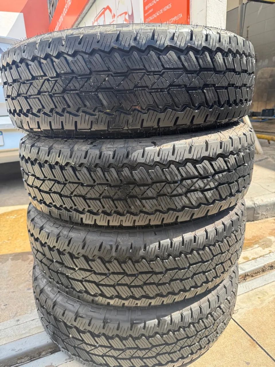 4 pneus Bridgestone 255/70/17 novo