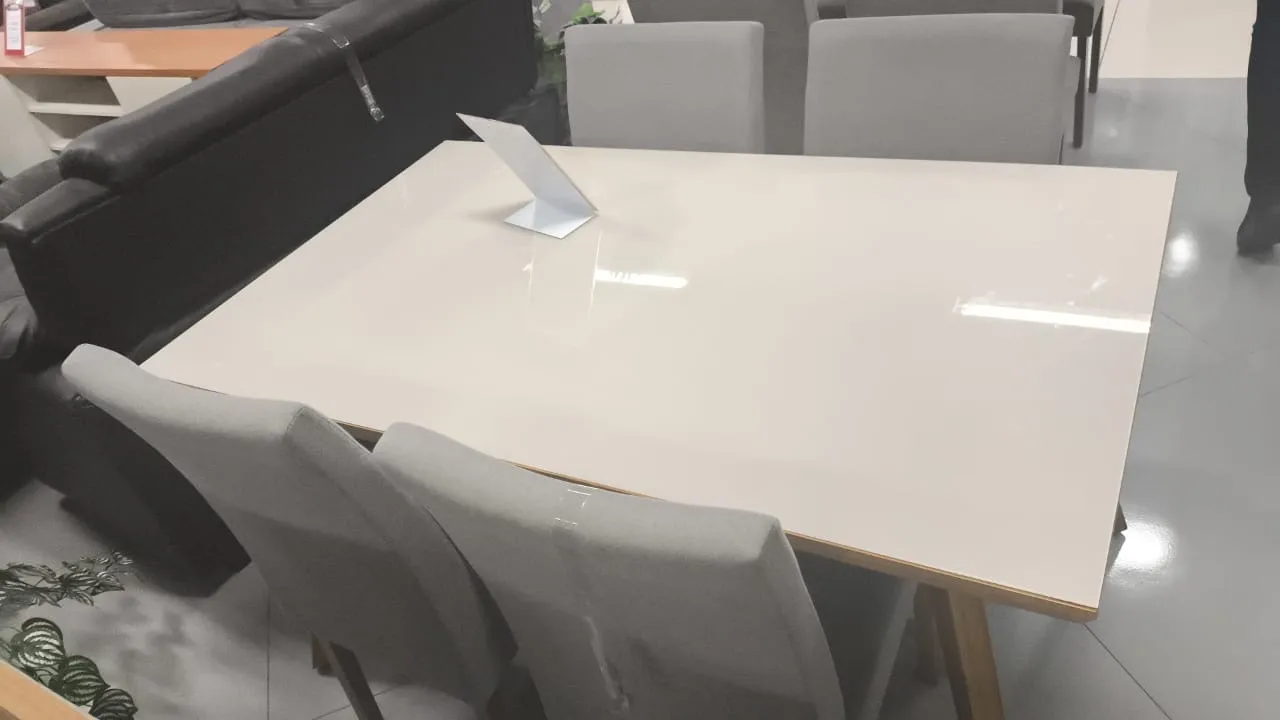 Mesa de jantar branca com design moderno