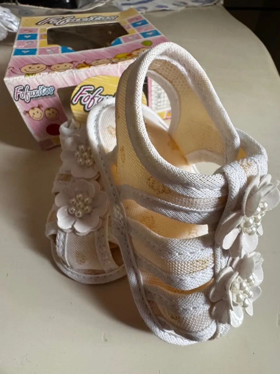 sandalia bebe detalhes floral 