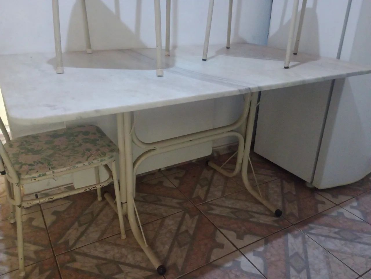 Conjunto de mesa com 4 cadeiras  - Foto 2