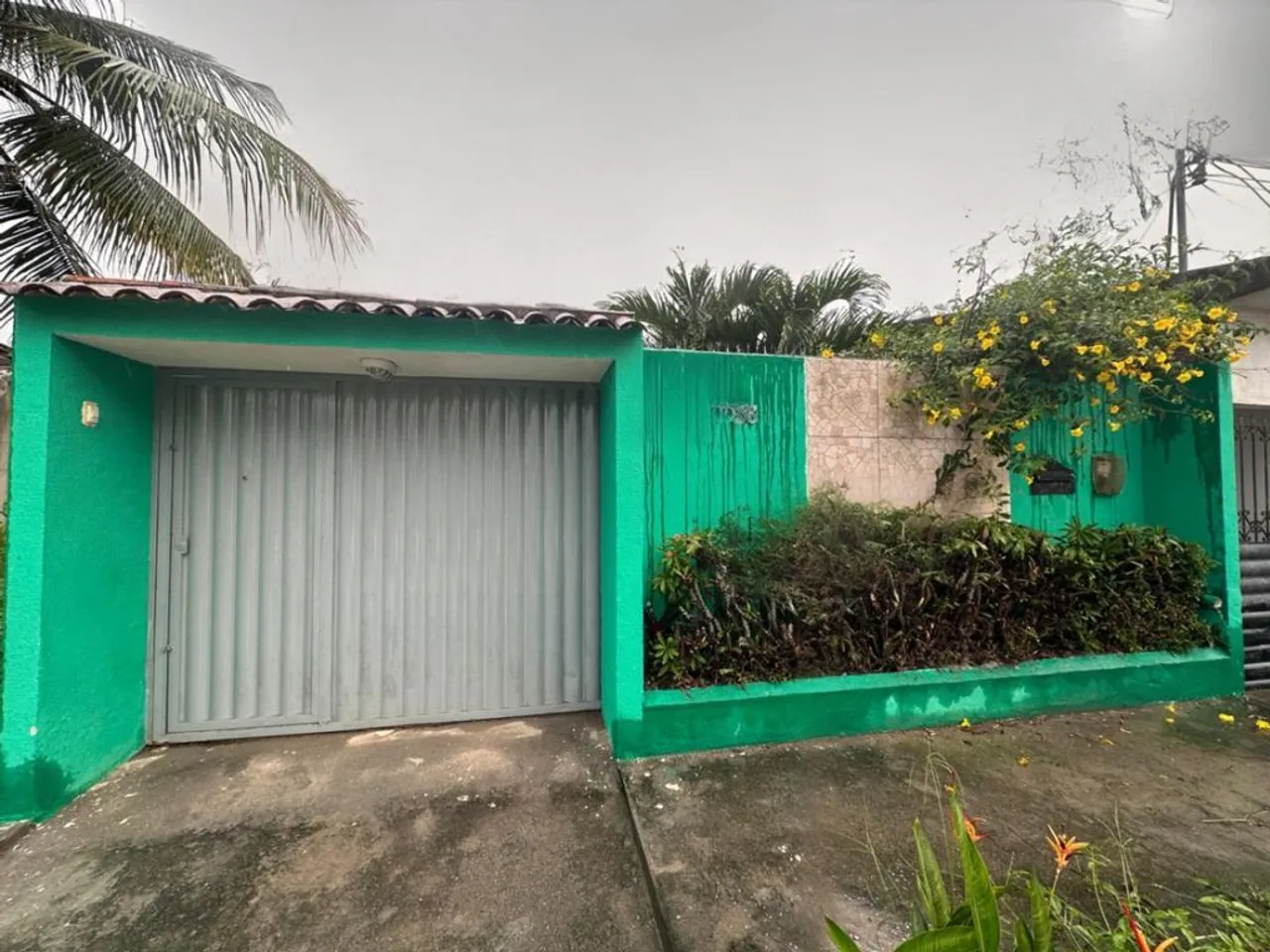 Casa aconchegante 2/4 e garagem