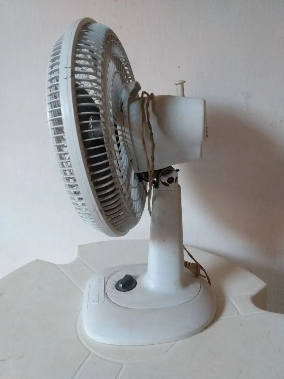 Vendo 3 Ventiladores de Mesa (COM  DEFEITO)  - Foto 2