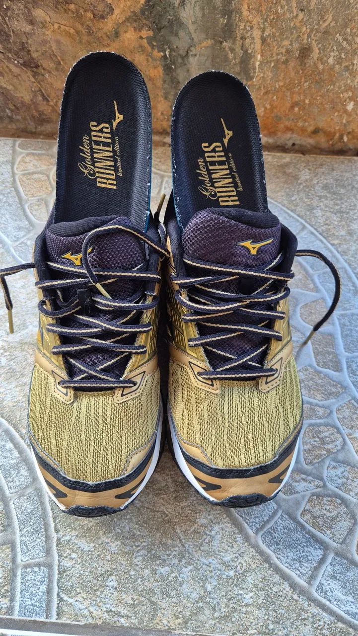 Mizuno Wave Golden Runners - Edição Limitada - Calçados - Cruzeiro