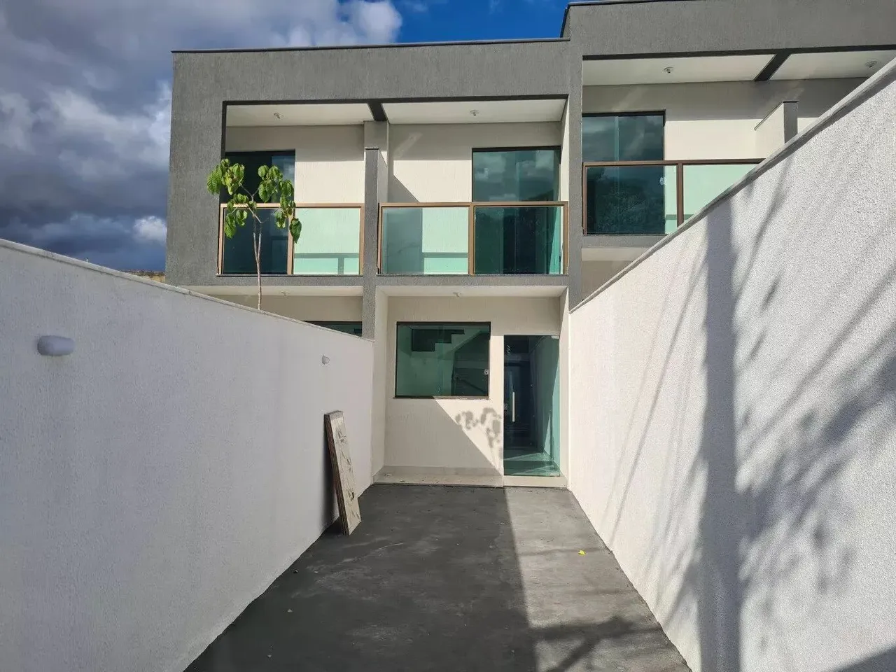 Casa Independente de 2 qtos em ótima localização no B. Candelária. - CA3511