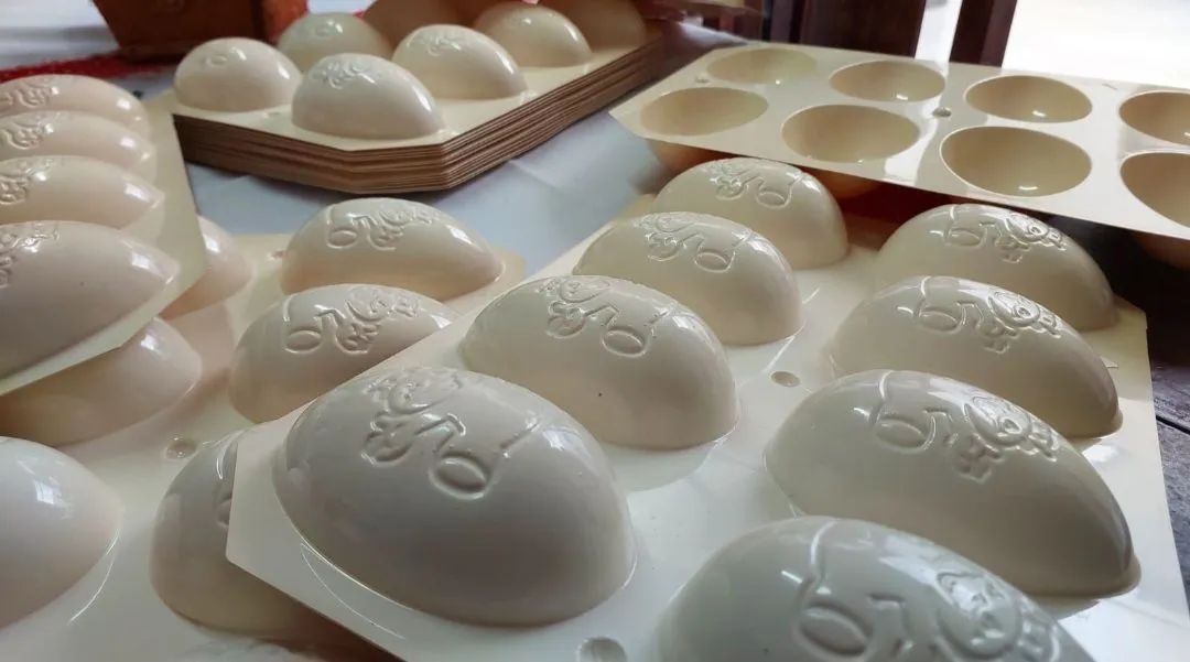 18 Formas iguais de Silicone para Ovos  de chocolate - Foto 4