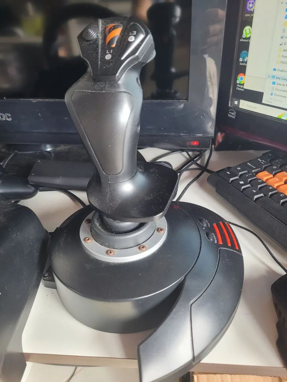 Manche joystick trustmaster rotas X