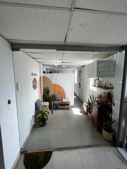 Alugo lojas em Pernambués, dentro de galeria comercial.