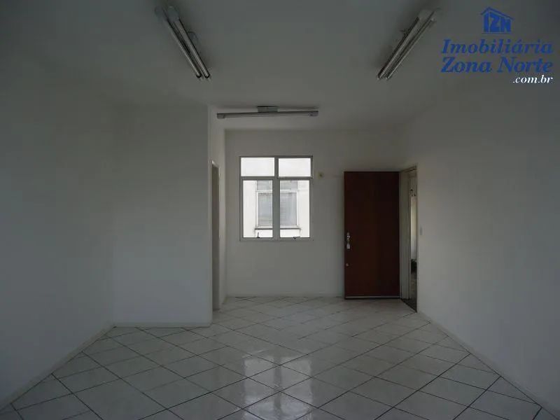 Sala comercial bem iluminada, com banheiro privativo, aprox.30m². No 5º andar, frente, ens - Foto 2