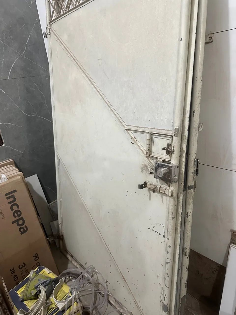 Portão de Chapa galvanizada com fechadura  - Foto 3