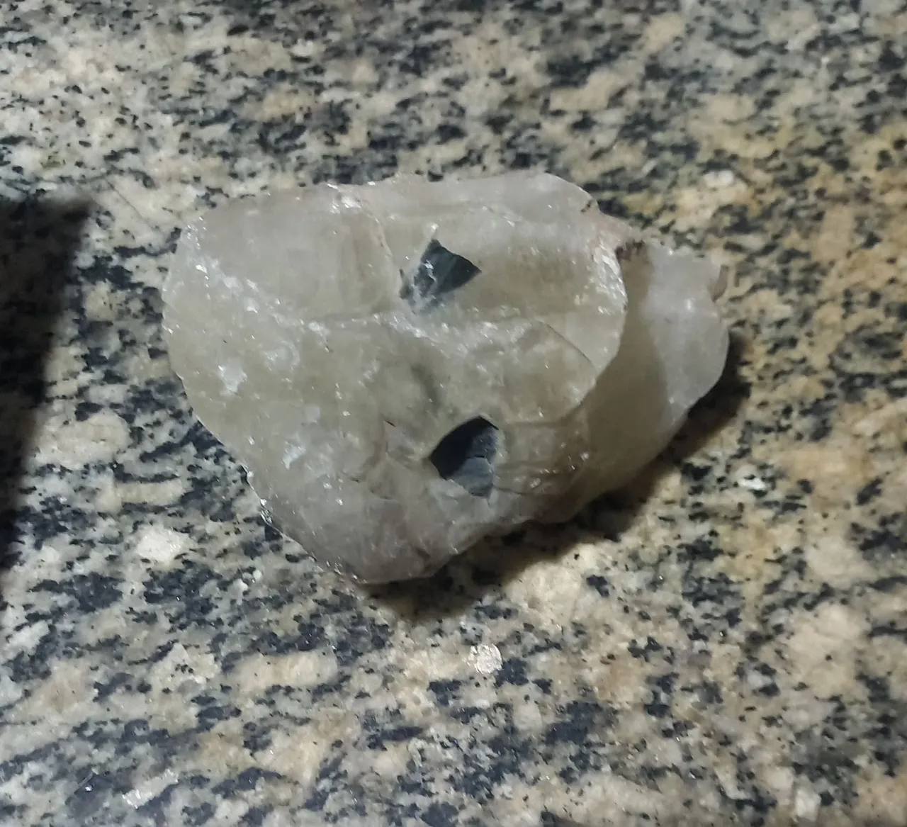 Cristal com turmalina negra