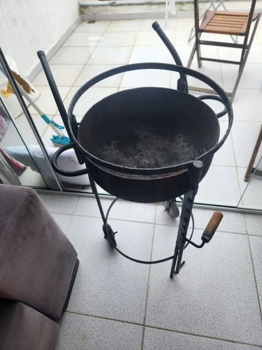 Churrasqueira de Ferro com Rodas