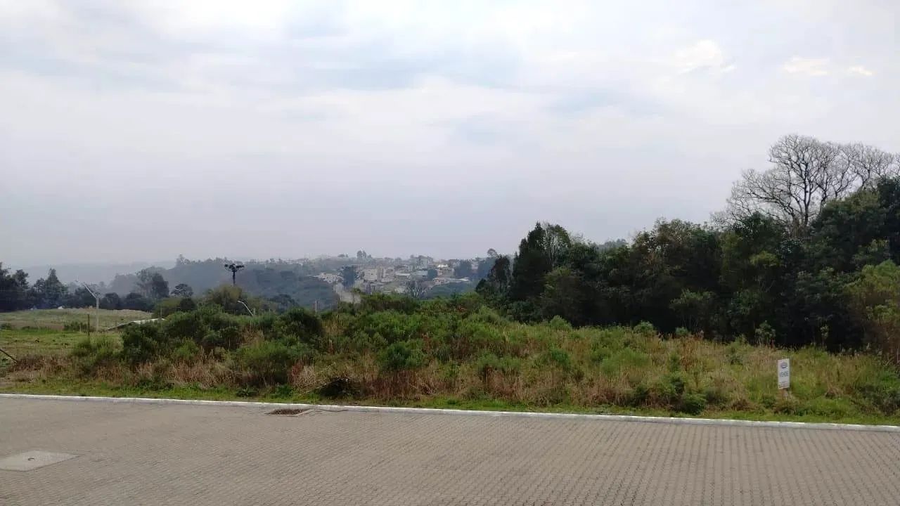 Localizado no Loteamento Sebben, bairro Monte Verde, em Farroupilha/RS, este terreno de 64