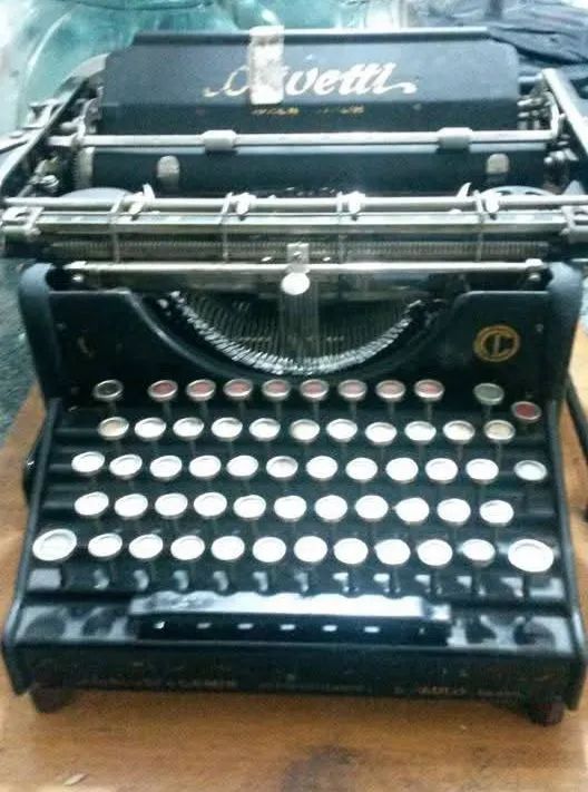 Antiga máquina de escrever Olivetti M20