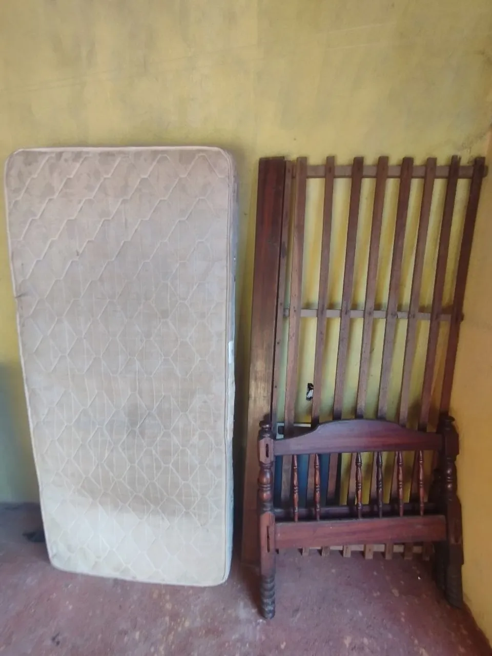 Cama de madeira com colchão