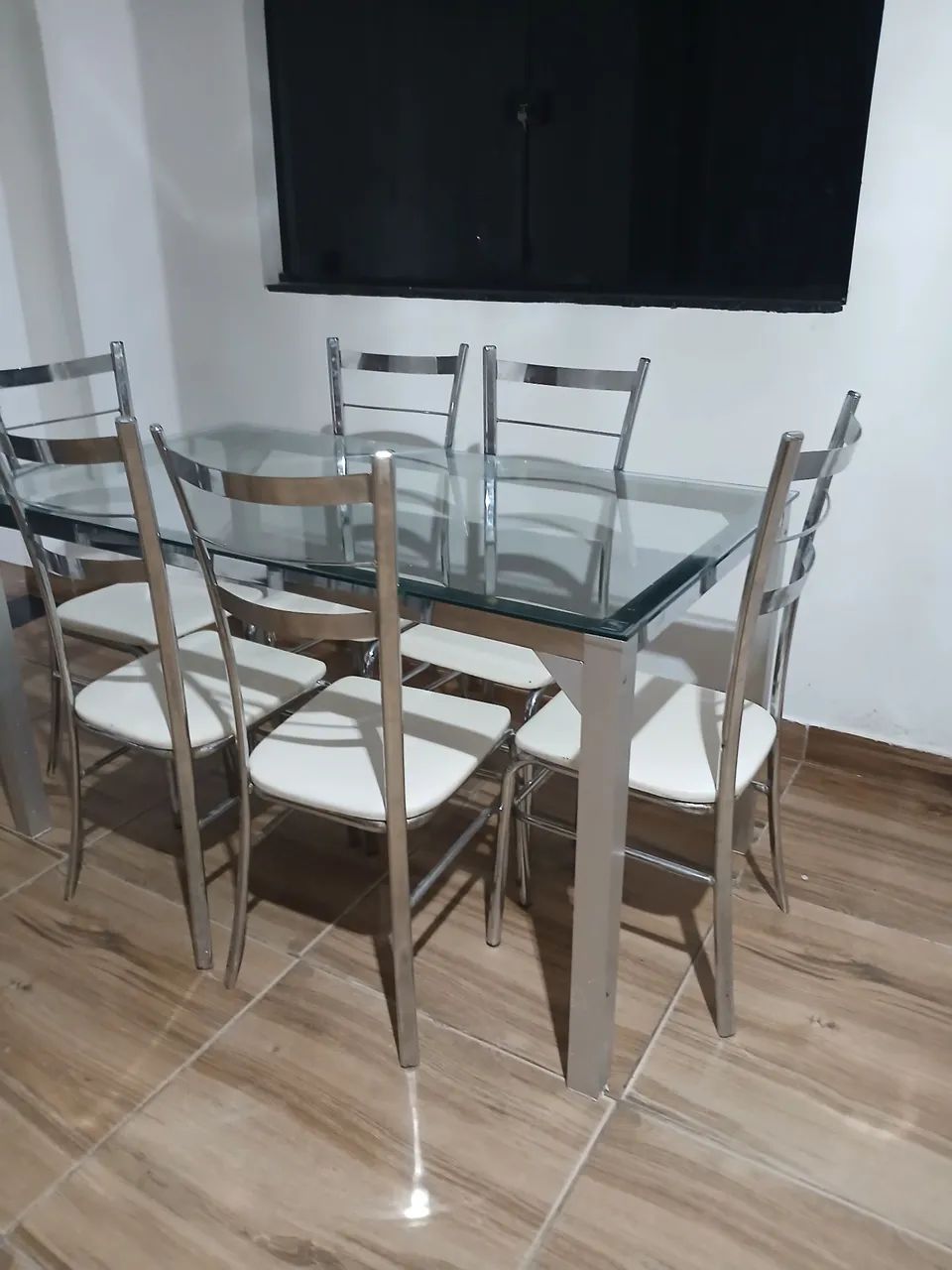 Mesa de Jantar em Vidro Temperado com Base em Aço Inox