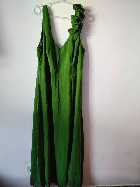 Vestido verde elegante com detalhe floral
