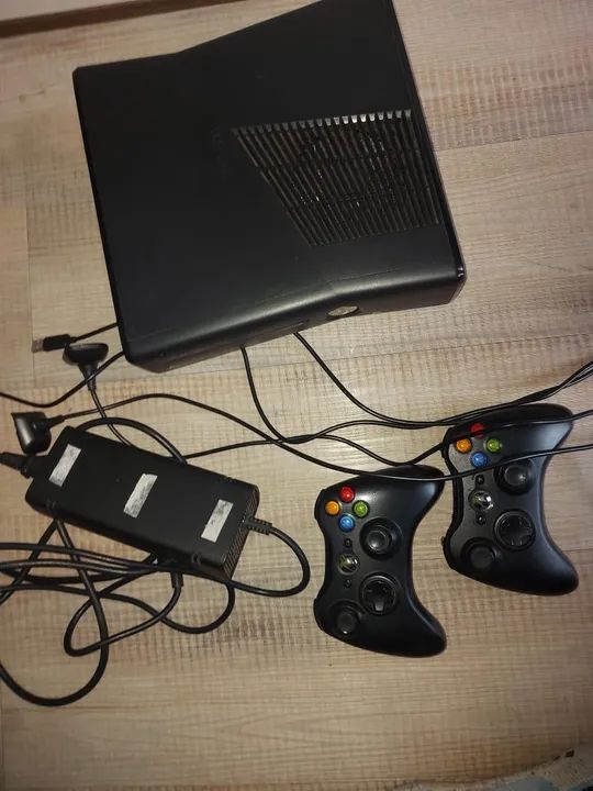 Xbox 360 com 2 controles e acessórios - Foto 2