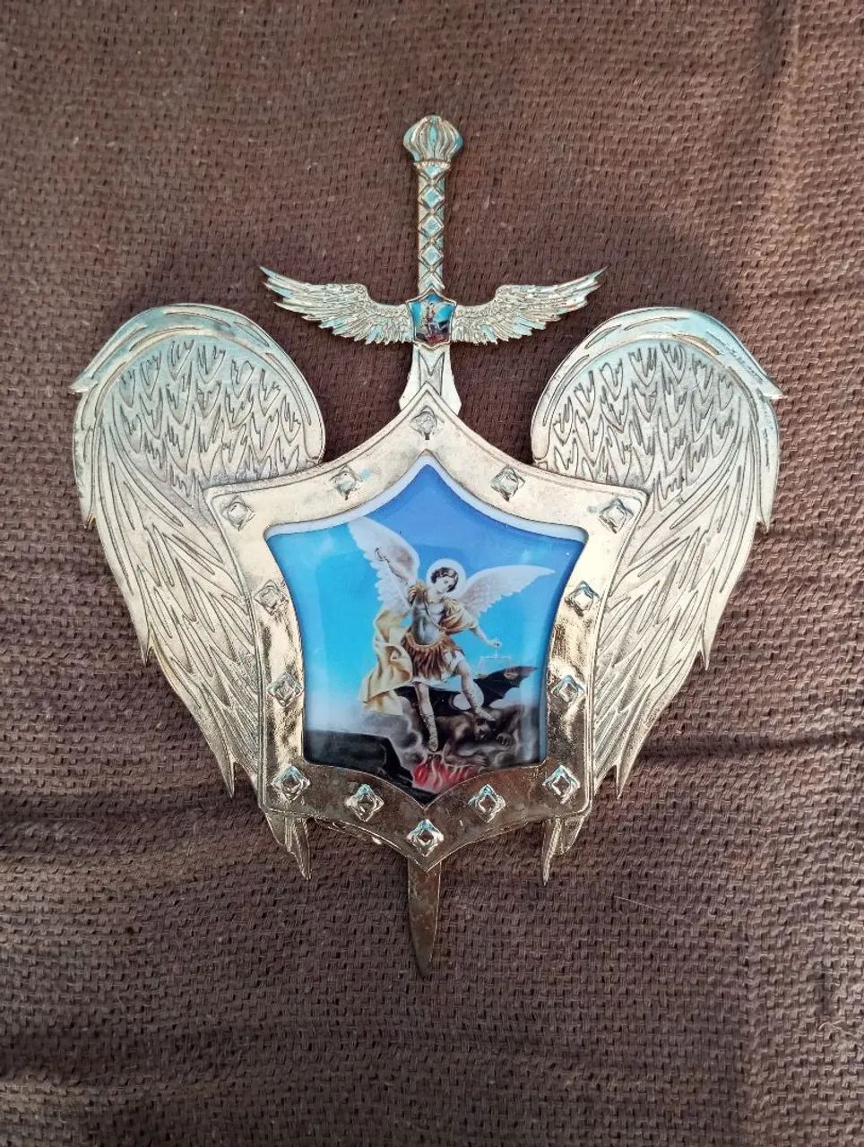 Imagem de São Miguel Arcanjo banhada a ouro