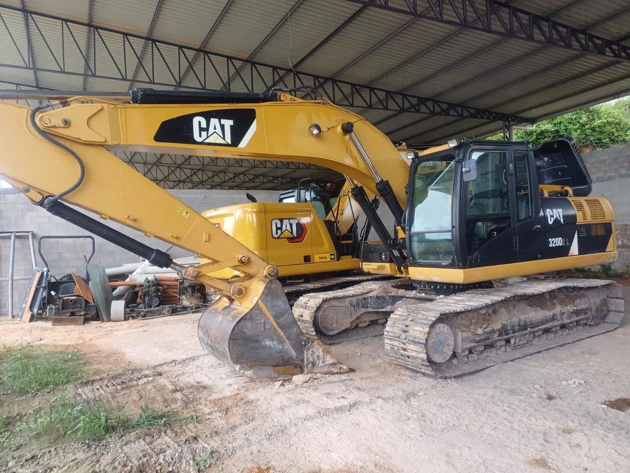 ESCAVADEIRA CAT  320D L