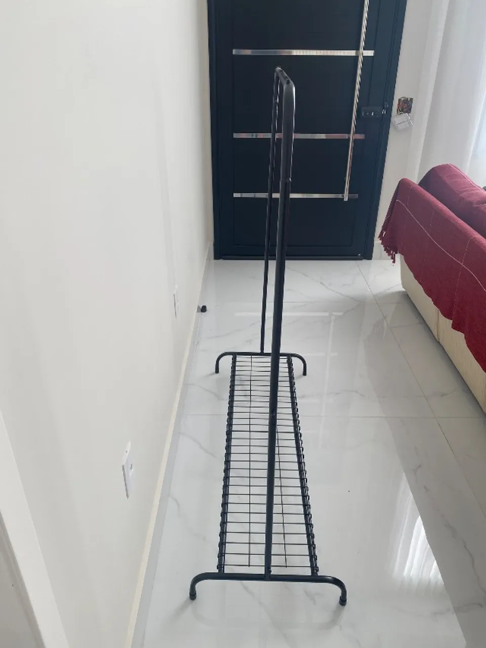 Cabideiro com Sapateira de cor preta medindo 1.50 metros (altura) x 1.26 metros (largura)