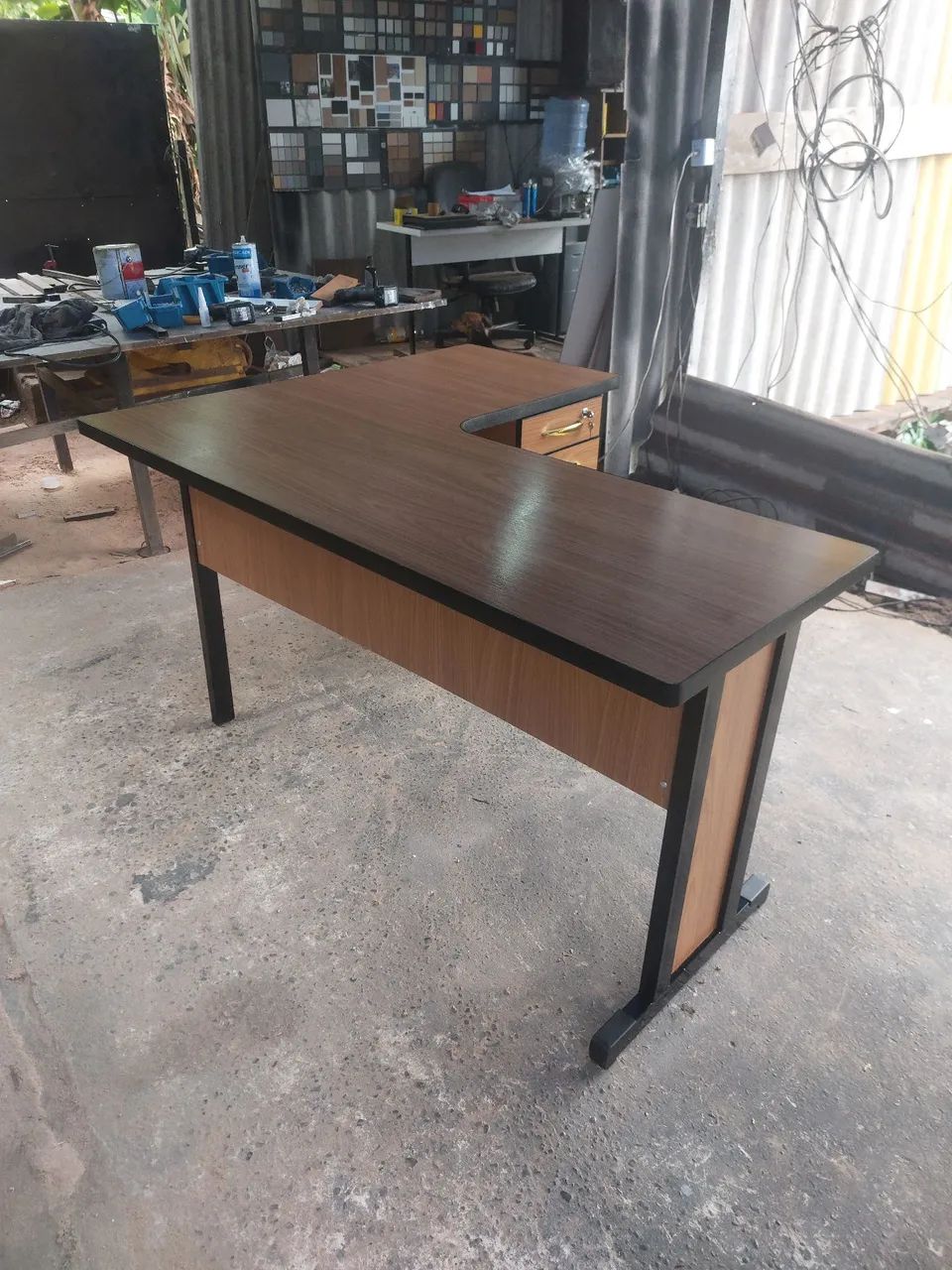Mesa de Escritório com Gavetas - Amadeirado - Foto 2