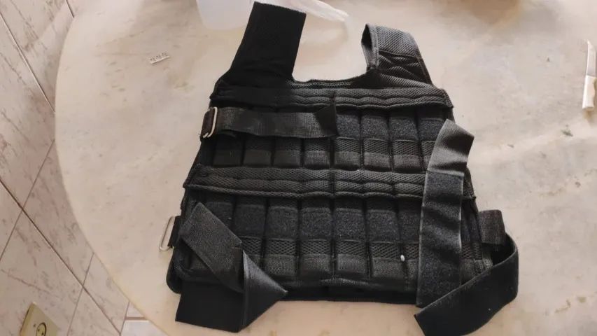Colete de peso para musculação, ja vem com Placas de ferro de aproximadamente 10 kg. - Foto 2